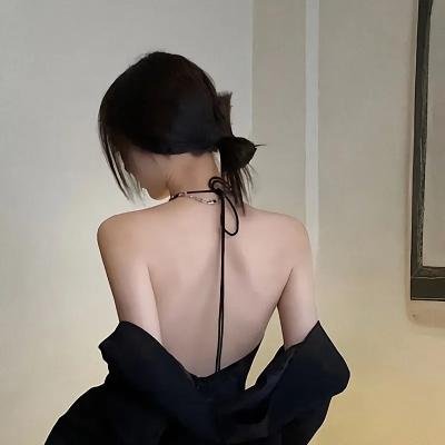 赤裸并存在著